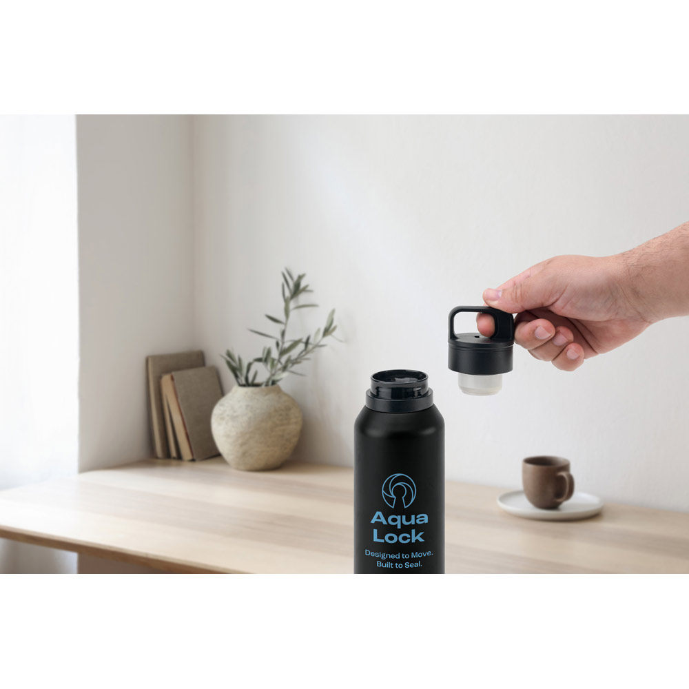 NICKLAUS. Garrafa em aço 91% inoxidável com parede dupla isolada a vácuo e botão que facilita sua abertura 590 mL - Imagem 4